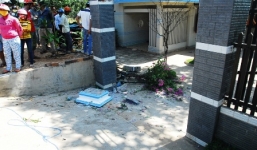 Đôi nam nữ thiệt mạng vì lao xe vào cổng nhà   